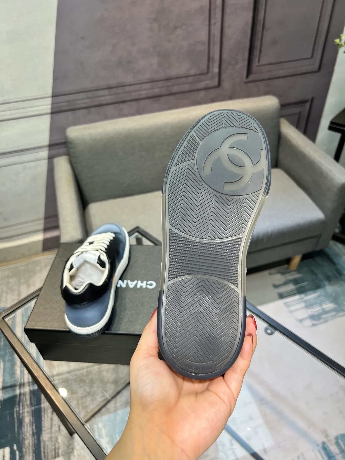 Men's men's shoes💰660 Exclusive real shots (top version) CHANEL Chanel's new panda sneakers Panda shoes Chanel 2025ss color matching thick-soled casual sports shoes sneakers Counter synchronization The counter is very popular Very difficult to buy a shoe The most popular thick-soled panda shoes on the Internet It is obvious that Xiaoxiang control cannot miss it Simple and versatile white shoes that have both good looks and comfort Thick sole increases height, is super versatile and can be worn with eyes closed😍 Whoever wears it will look better. Upper: calfskin. Lining: imported sheepskin lining. Outsole: TPU original outsole. Size: 35-44 (41 for women, 40 for men, custom made).